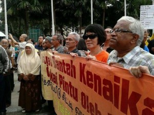 居民反对吉隆坡市政局调高门牌税。