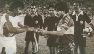 Gambar-Mokhtar-Dahari-Bersama-Maradona-1