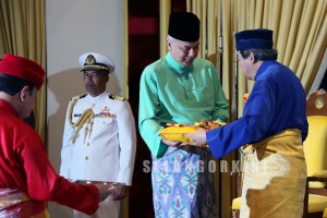 Penganugerahan pingat Sultan Selangor kepada Raja Nazrin (1)