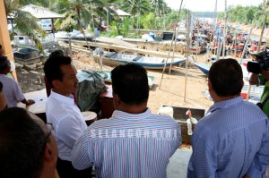 YB Zaidy sampaikan sumbangan bot dan enjin kepada nelayan (1)