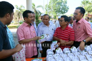 YB Zaidy menyampaikan geran projek pertanian di Kuala Selangor (ASRI)