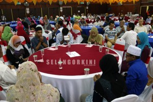 YB Nik Nazmi sampaikan sumbangan di Kuala Kubu Bharu (2)