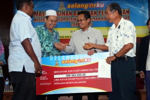 YB Nik Nazmi sampaikan sumbangan di Kuala Kubu Bharu (4)