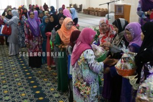 Penyampaian sumbangan kepada ibu tunggal oleh YB Daroyah di masjid Negeri (7)