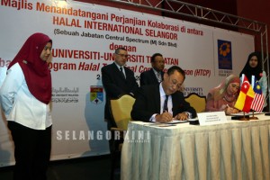 Majlis menandatangani kerjasama Halal International Selangor dengan universiti (5)