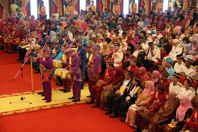 Penganugerahan kebesaran oleh Sultan Selangor di Istana Klang (ASRI) (2)