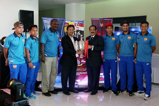 Menandatangai lanjutan kontrak bersama TV# Sultan of Selangor Cup (2)