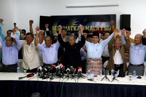 Menandatangani deklarasi bersama Tun Mahathir MB Muhyiddin Mukhriz (ASRI) (9)