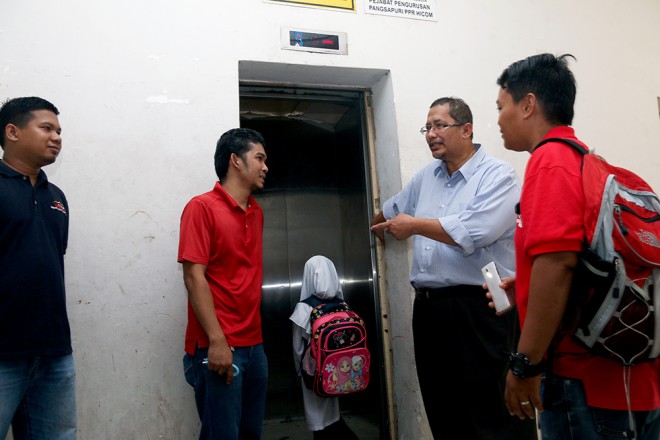 YB Dato' Iskandar periksa lif di Kg Baru Hicom (ASRI) (2)