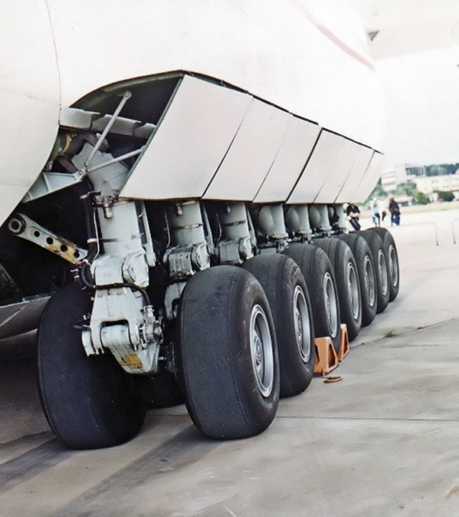 Antonov-225_main_landing_gear_2