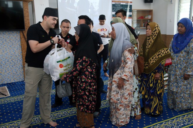 Raja Muda Selangor Tengku Amir serah sumbangan di Kapar (ASRI) (2)