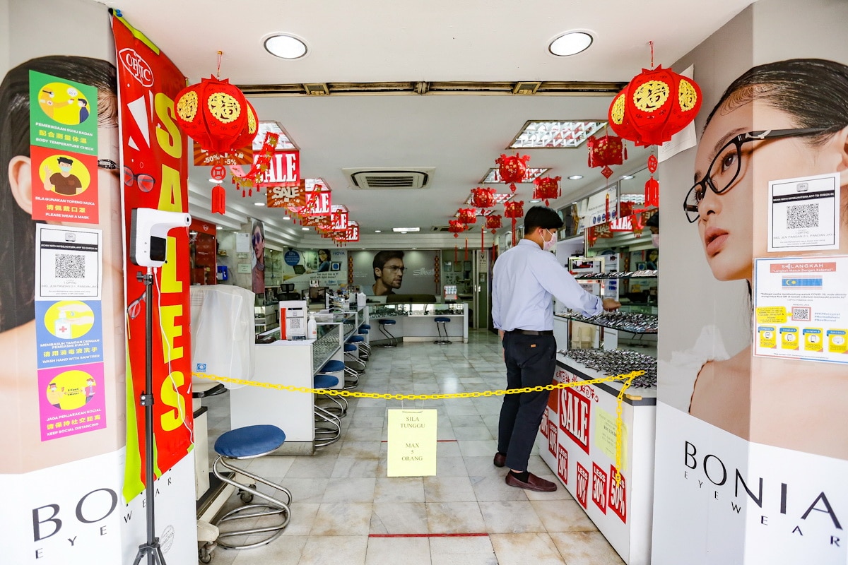 Operasi Dobi Layan Diri Kedai Cermin Mata Tidak Patuh Sop Berdepan