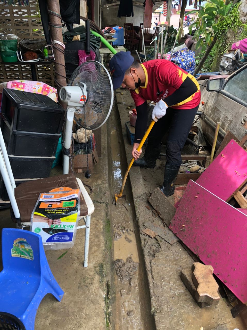 Sukarelawan Team Selangor Bantu Bersih Rumah Mangsa Banjir Di Hulu