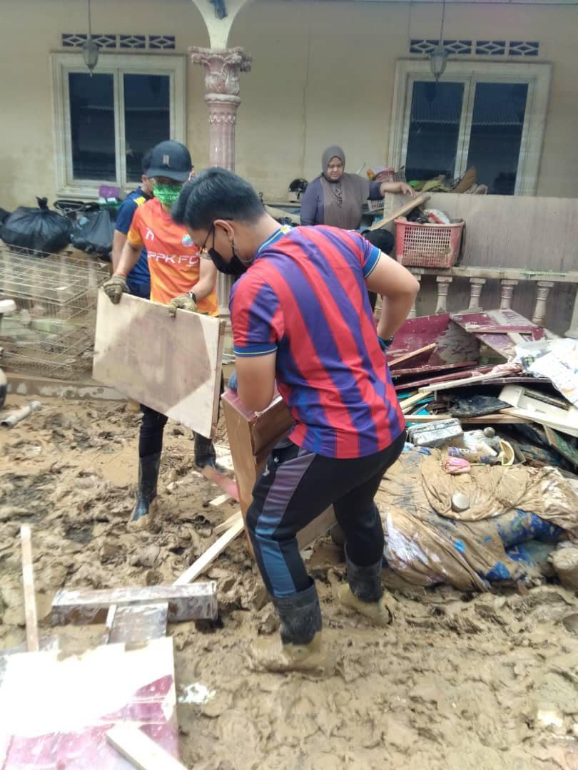 PBT Sukarelawan Ganding Bahu Bersih Kawasan Terjejas Banjir Selangorkini