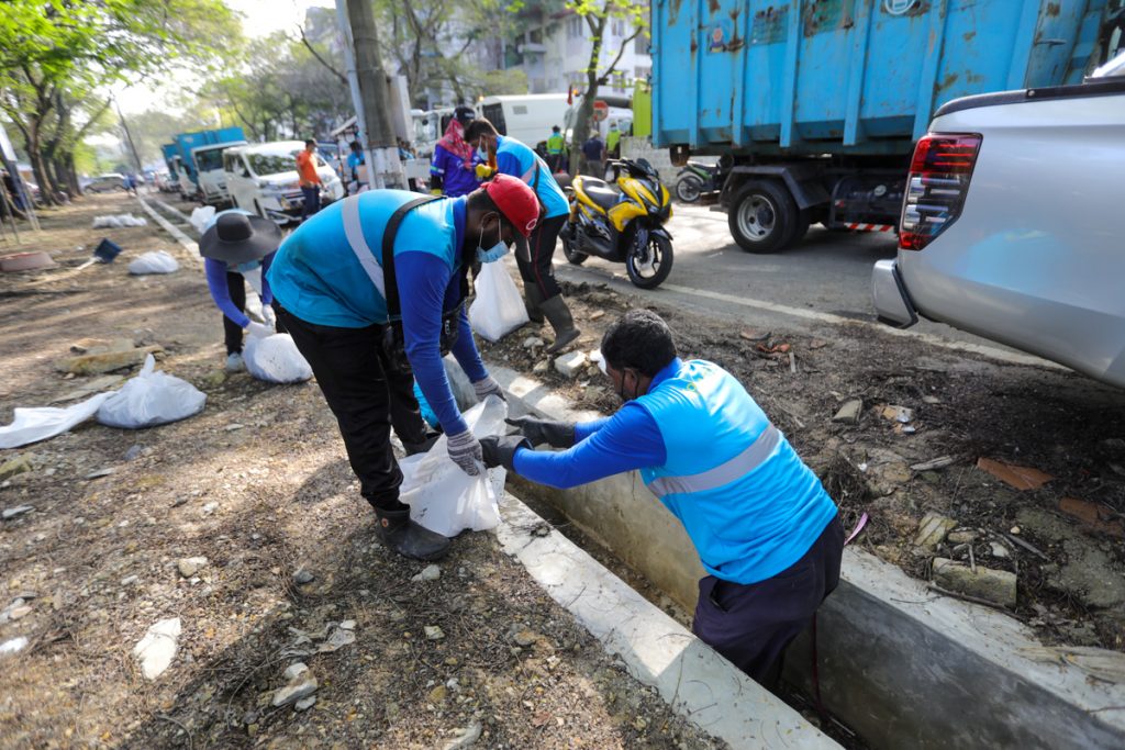 KDEBWM Konsisten Bersih Longkang Kutip Sampah Pukal Elak Banjir