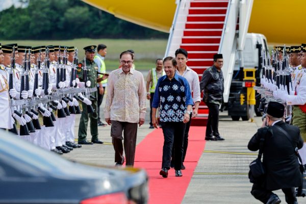 Sultan Brunei Pandu Sendiri Kereta Diiringi Anwar Ke Seri Perdana