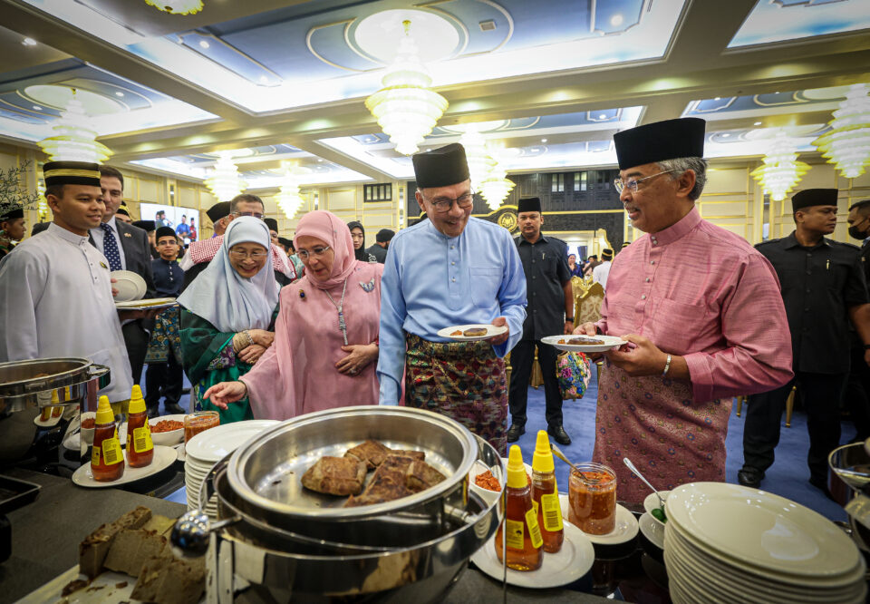 Agong Raja Permaisuri Berangkat Ke Majlis Santapan Aidilfitri Di