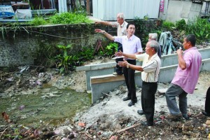 Ean Yong sewaktu memantau projek pembinaan longkang di Kampung Baru, Balakong