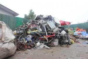 回收中心里的旧物品堆积如山，环境脏乱。
