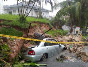 防洪墙倒塌压中一辆轿车。