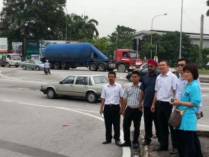 黄思汉（右3）建议当局设路肩，禁止驾驶者违例抄捷径。