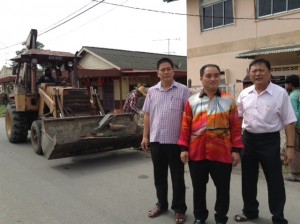 适耕庄区州议员黄瑞林（中）及沙白县新村协调官黄亚祥（左）也参与这项清洁活动。右为叶国民。
