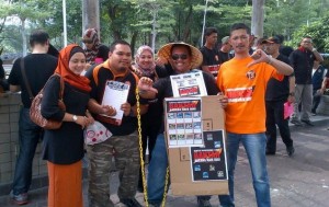 橙色13组织号召人民响应签名运动，齐齐向国阵政府抗议物价调涨的不满。