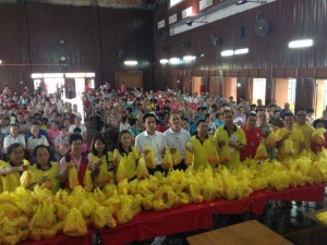 史里肯邦安区州议员欧阳捍华在新春施赠活动上，分派700份恩物给弱势群体。