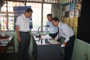 李亚礼（右）示范操作电脑教学，左起黄亚祥及黄瑞林。