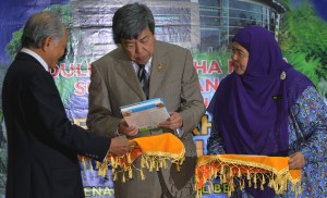 沙拉夫丁殿下见证国能捐赠书籍给拉惹敦乌达图书馆。