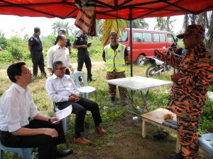 祖基菲（右）向邓章钦（左起）及巴生市议会主席耶谷，汇报扑灭林火的进展。 