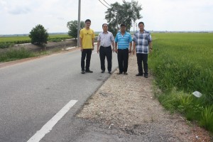 黄瑞林（左二）巡视5号半沟道路，左为颜健荣，右起黄亚祥及刘裕捷。