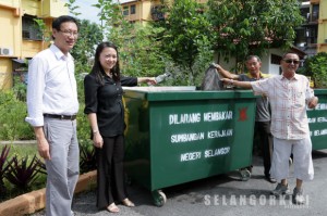 杨巧双（左2）呼吁居民把垃圾丢入垃圾桶，保持环境整洁。 