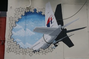 壁画唤起国人对MH370事件的回忆。