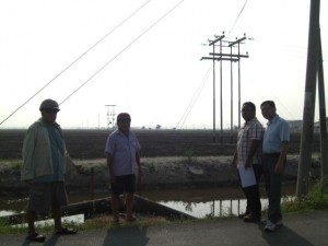 韦成忠(右起)、叶国泰、阿莫及叶国民一起巡视适耕庄稻田的灌溉设施。　 