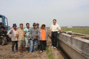 叶国民（右起）及沈辉巡视灰沟修复工程，左起刘添炳和韦成忠。