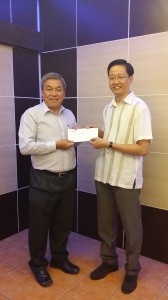 邓章钦（右）颁发5万2500令吉拨款支票予万寿宫主席洪平进。