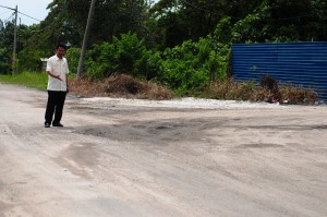 阿兹米占指载沙罗里频密行驶，损坏道路。