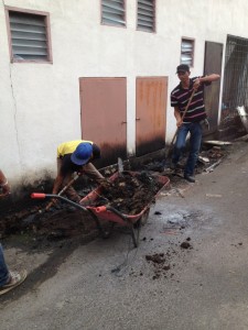 工作人员正清理排水沟。
