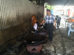 诺苏丽西亚（左）呼吁饮食业者安装滤油器，右为沙白县新村协调官黄亚祥。