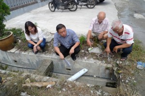 黄田志（左2）视察无拉港新村的水源流失问题。