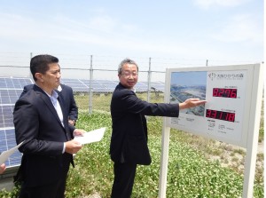 Hikano-mori发电厂负责人向阿兹敏（左）讲解该公司采用的太阳能系统。