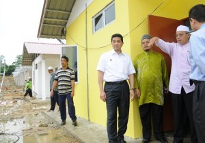 为水灾灾民建造的“达鲁益山”房屋将在8月建竣，阿兹敏（左）在丹州政府陪同下巡视工程。 