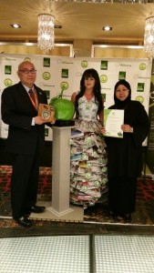 诺希山（左）代表梳邦再也市议会接领“2015年世界绿色大使”的奖项。