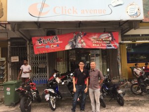 陈松俊（左）和王志强拜访即将结束营业的网咖业者。