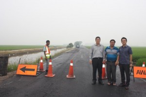 刘裕捷（中）与黄亚祥（左）巡视道路提升工程，右为颜健荣。
