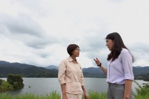 杨美盈（右）与李继香视察雪兰莪河的水坝情况。