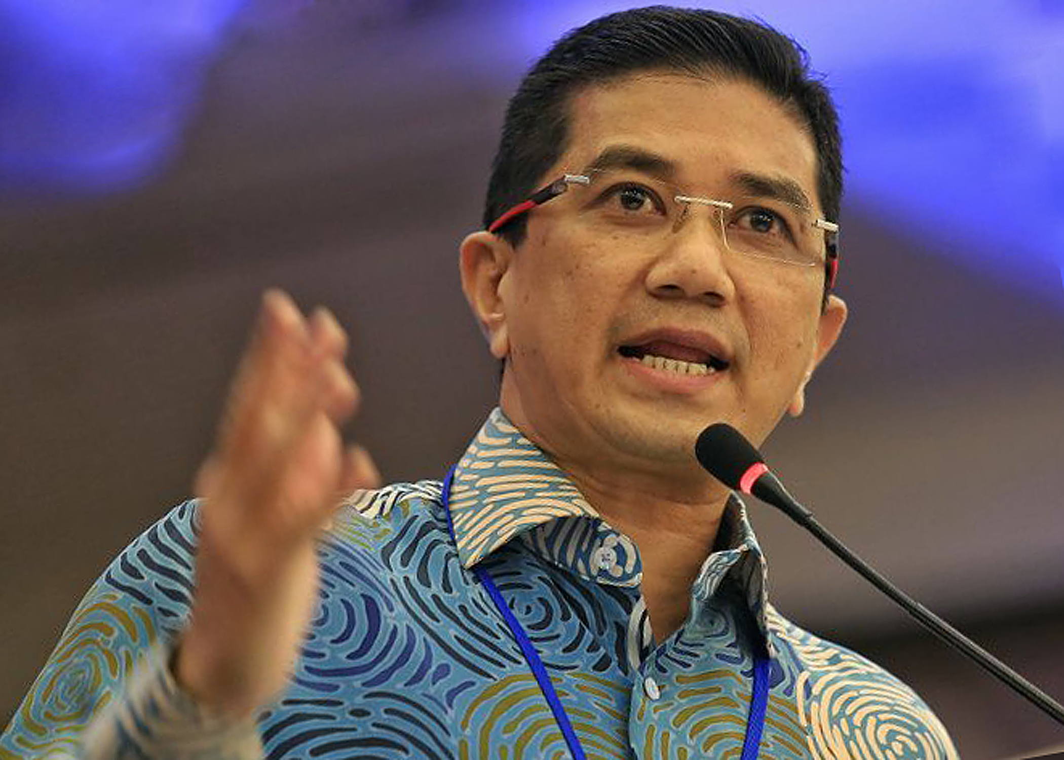 Kritik anak KPN miliki lesen jual senjata api, Azmin kesal 