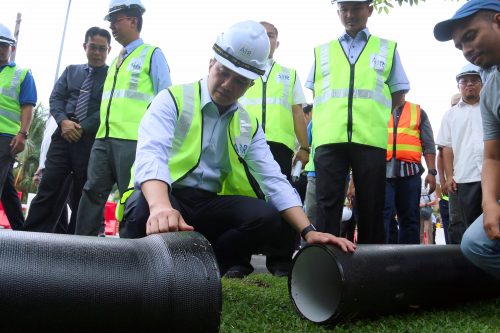 Pelancaran projek penggantian Paip Air Lama di Selangor, KL dan Putrajaya 2016 - MB Azmin (ASRI) (10)