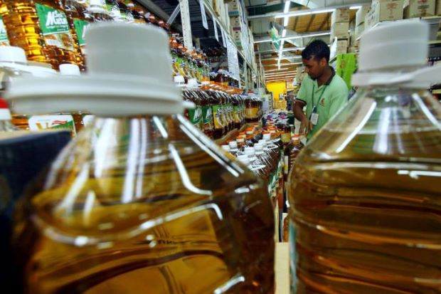 11 peniaga diberi notis naikkan harga minyak masak botol 5kg - Selangorkini